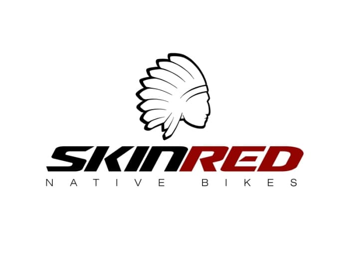 Logo de Skinred Native Bikes con perfil de indígena con tocado de plumas y texto.