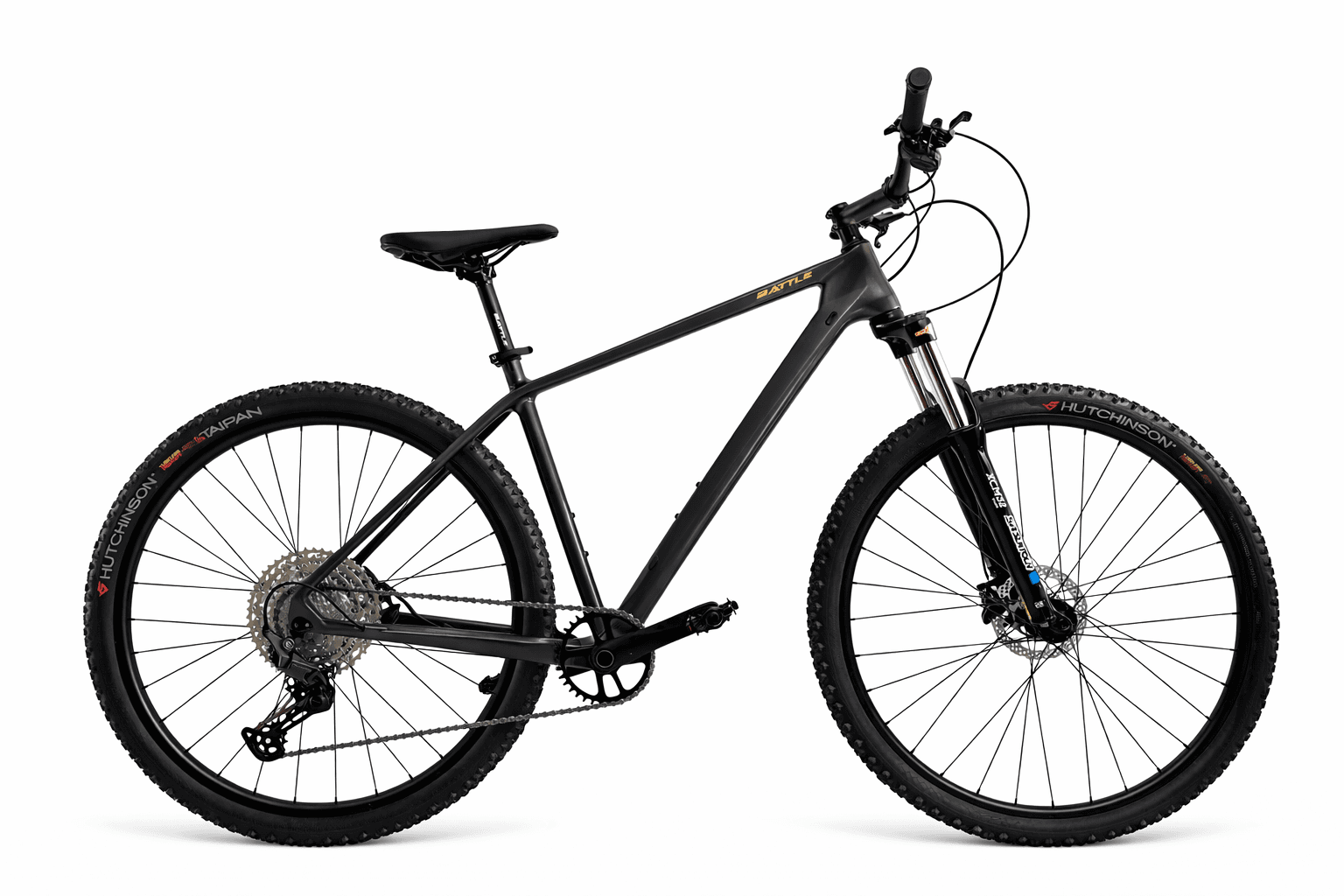 Bicicleta de montaña negra mate con suspensión delantera y neumáticos de tacos sobre fondo blanco.